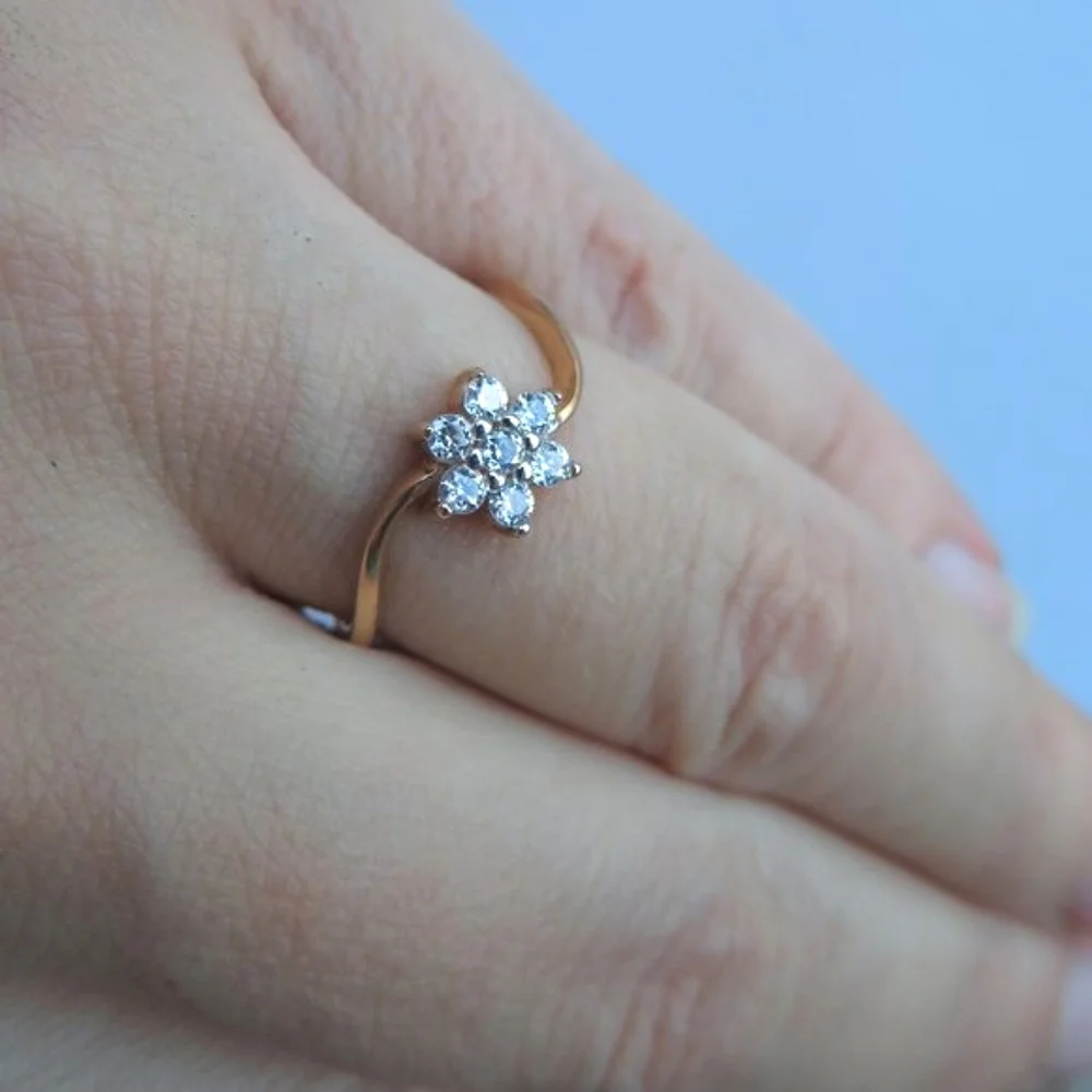 Flower Sparkling Fianite In 14K Rose Gold Ring. Size 7.5